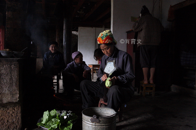 云南有个峰岩洞村，290多人藏在一个山洞里，深居简出300多年
