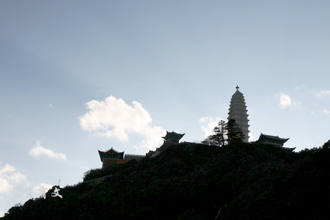 大理有座鸡足山，徐霞客曾两次登顶的山脉，是中国五大佛教名山之一