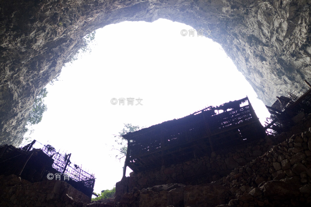 云南有个峰岩洞村，290多人藏在一个山洞里，深居简出300多年