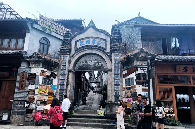 腾冲是徐霞客到过西部最远的地方，看到一片繁华景象，不禁感慨万分